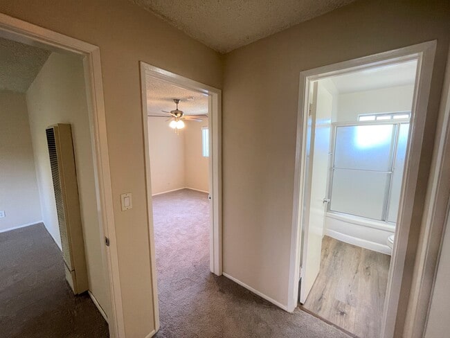 Building Photo - 100 S Altadena Dr