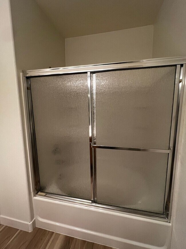 Building Photo - Gated Community / Community Pool / Luxury Vinyl Planking Throughout