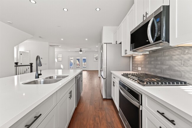 Building Photo - 10949 Cannes Memorial Dr