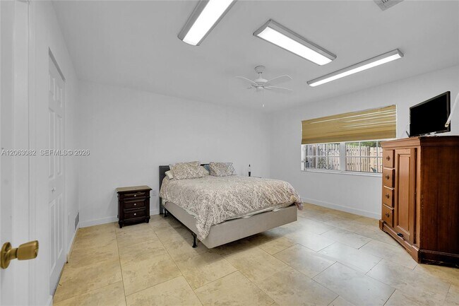 Building Photo - 5520 NW 49th Ave