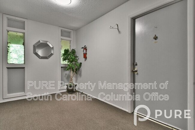 Building Photo - 601 Riverhill Cir