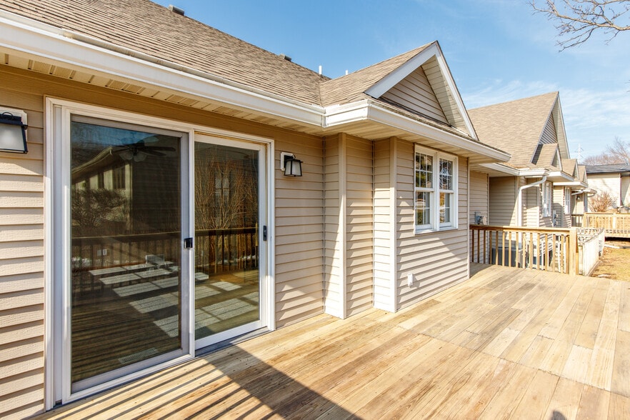 Building Photo - 2200 Pinehurst Dr