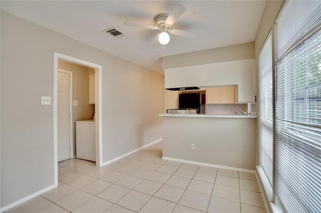 Building Photo - 10811 Sugar Hill Dr
