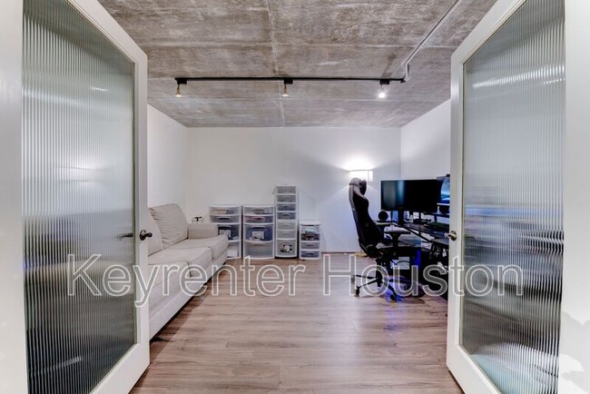 Building Photo - 1005 S Shepherd Dr