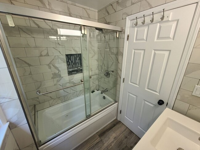 Building Photo - 4 bedrooms and 1.5 bathrooms, this home of...