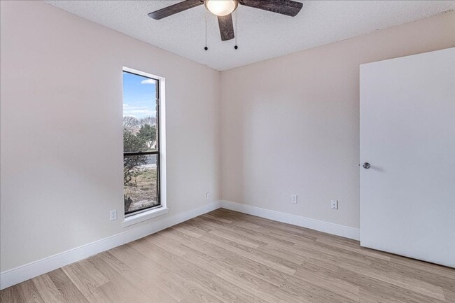 Building Photo - 985 Crossbill St