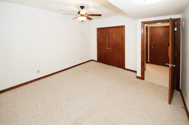 Building Photo - 930 Mountain Top Dr NE