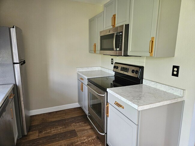 Building Photo - Updated Fort Collins Townhouse with Garage, Private Balcony & Central Location!