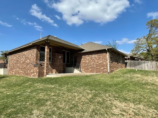 Building Photo - Beautiful 3 bed 2 bath with an office!