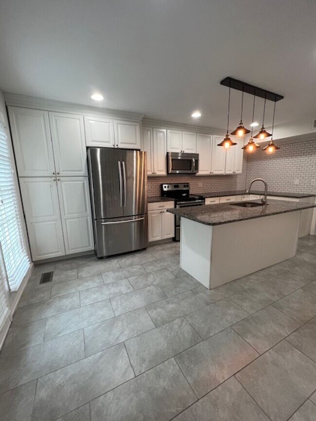 Building Photo - CHARMING TOWNHOME LOCATED IN HIGHLAND HALL...