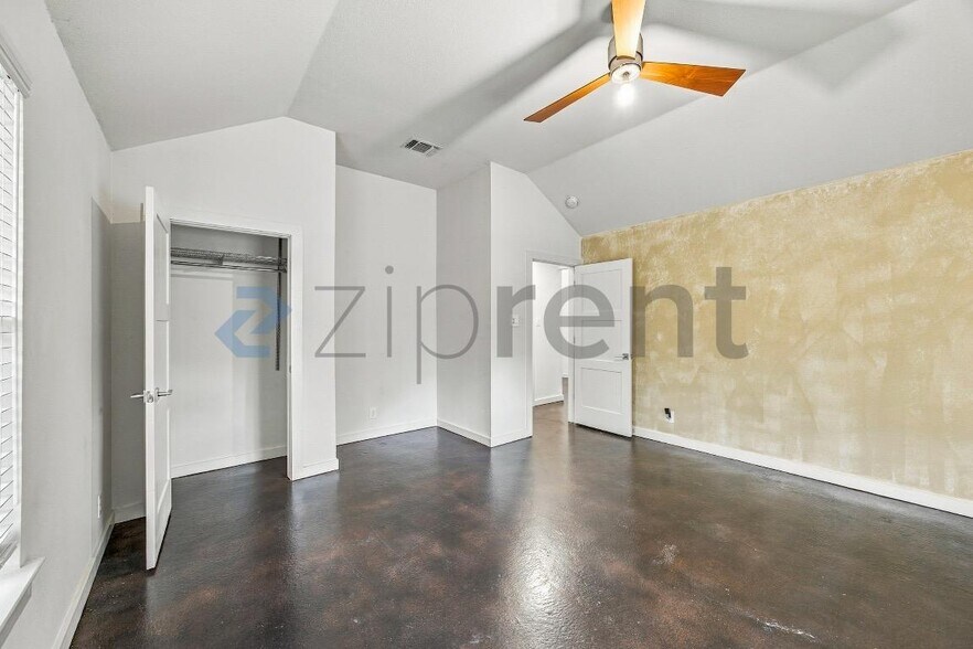 Building Photo - Unit