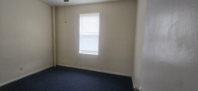 Building Photo - 1614 Summit Ave