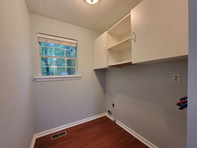 Building Photo - Charming Douglasville Home with Bonus Base...