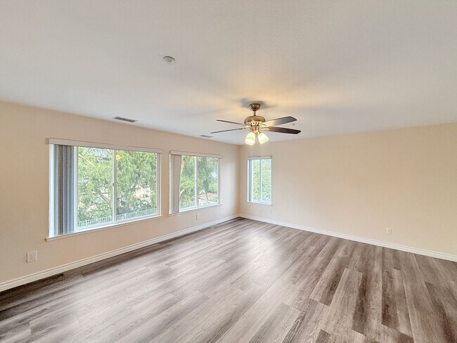 Building Photo - Beautiful 5B/3BA Home in Vista Available for Rent!