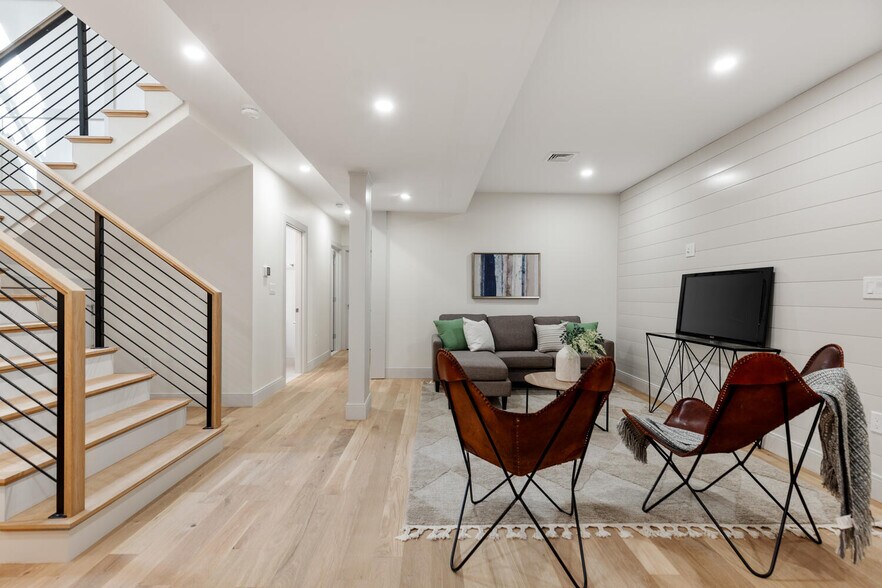 Building Photo - 8 Holly Ave