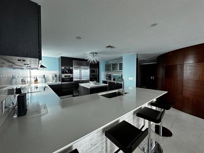 Building Photo - 17001 Collins Ave