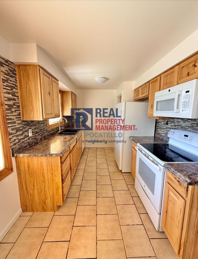 Building Photo - 4 Bedroom 2 bath House - Dog friendly