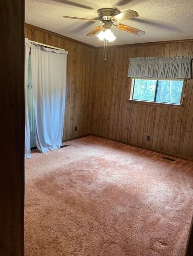 Building Photo - Lakeview Ranch Located in a Quiet Neighborhood