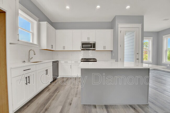 Building Photo - 2700 Lagoon Mnr Dr