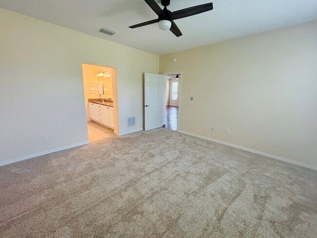 Building Photo - Beautiful movie in ready, large 2/2 in Ocala Preserve - All ages