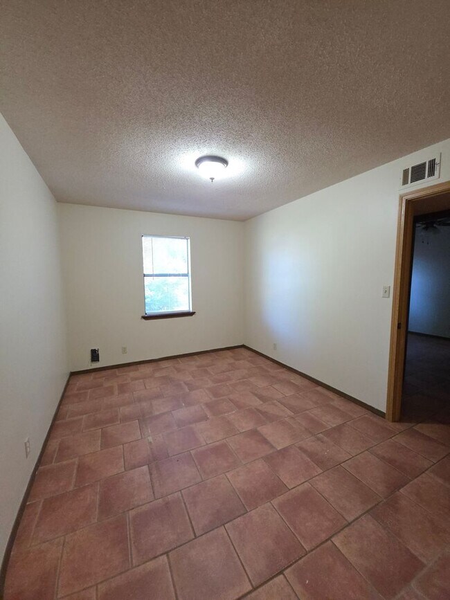 Building Photo - 1022 N Parker Rd