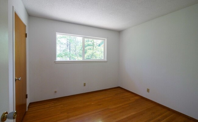 Building Photo - 3 Bedroom 1 Bathroom House Tucked in the T...