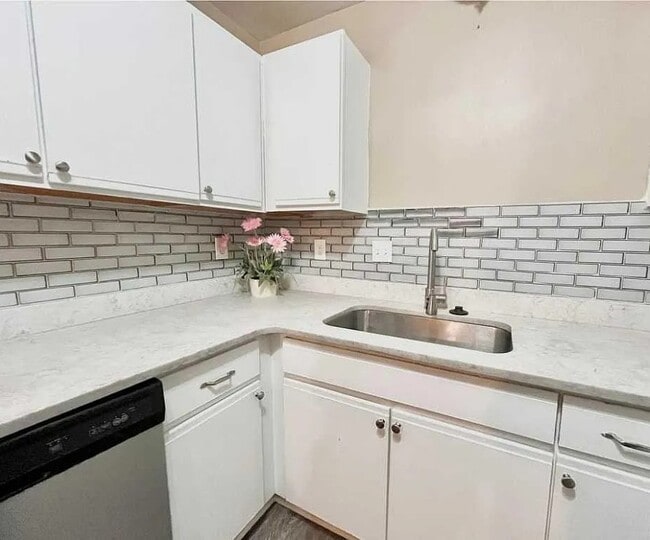 Building Photo - 15650 Stone Crossing Dr