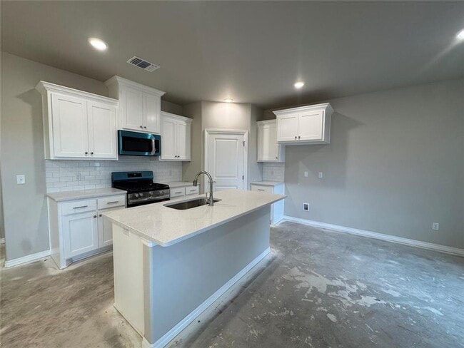 Building Photo - 6804 Labelle Dr