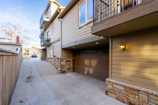 Building Photo - Luxurious townhouse on Cherry St!