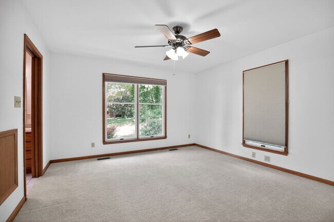 Building Photo - 3523 Hilltop Dr