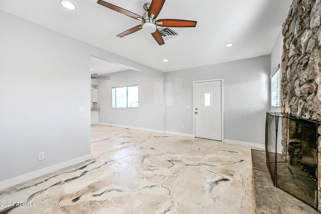 Building Photo - 1850 W Glenrosa Ave