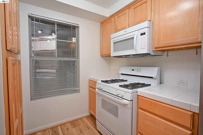 Building Photo - 280 Caldecott Ln