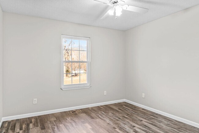 Building Photo - Newly Updated 4bd/3bth in Seymour!