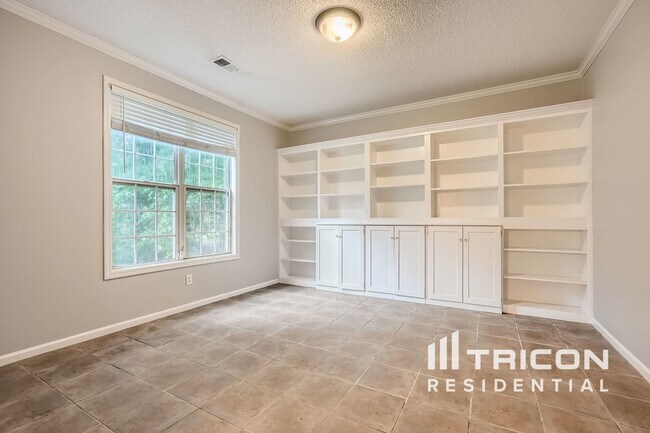 Building Photo - 150 Heathridge Dr