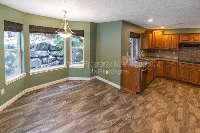 Building Photo - 6415 S Woodland Ct