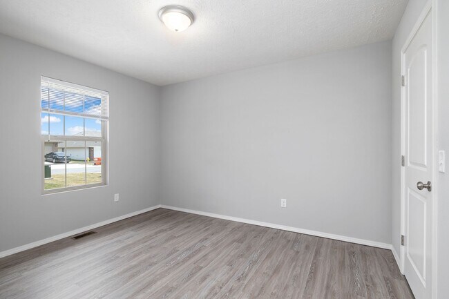 Building Photo - Republic Duplex for rent- with fence!