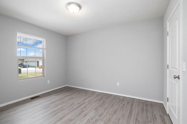 Building Photo - Three bedroom duplex available in Republic!