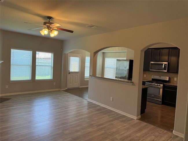 Building Photo - 306 Edgewater Park Dr