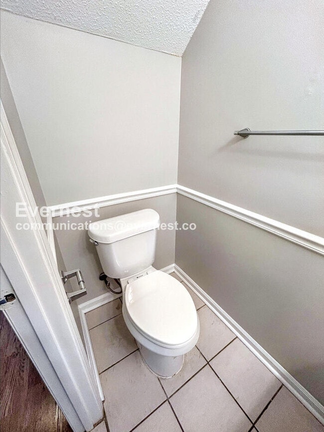 Building Photo - 2 Bed/2.5 Bath Condo with Off-Street Parking / Available Now!