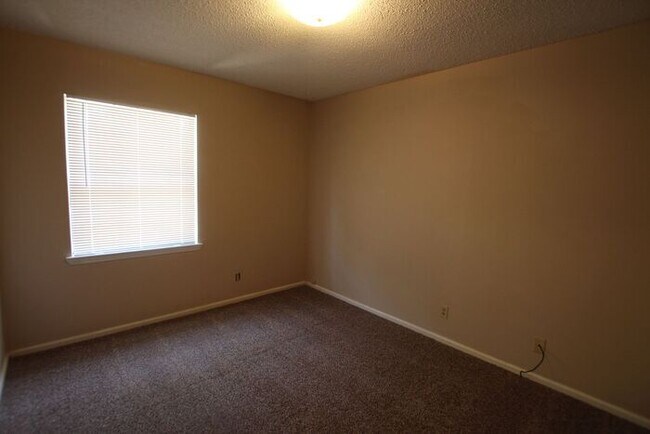 Building Photo - Beautiful 3 Bedroom, 2.5 Bath Townhome in ...