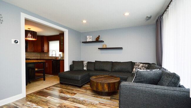 Building Photo - 407 Mors Ave