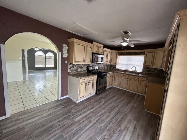 Building Photo - 609 E 6th St