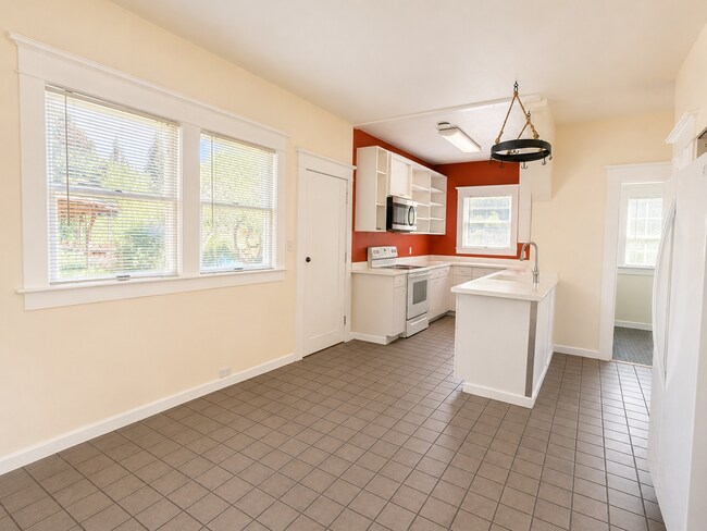 Building Photo - Spacious 5 Bedroom Home in N Portland with Hardwood Floors, Huge Basement & Fenced Yard!