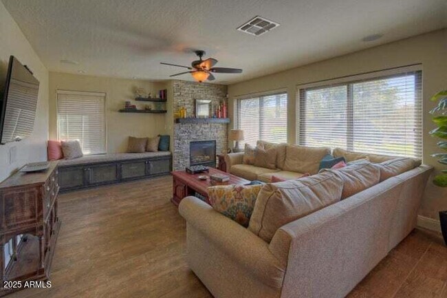 Building Photo - 10429 E Hillery Dr