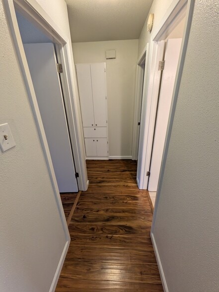 Hallway - 1512 Chestnut Dr