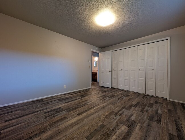 Building Photo - Great 2 bed/1 bath with one car garage! In...