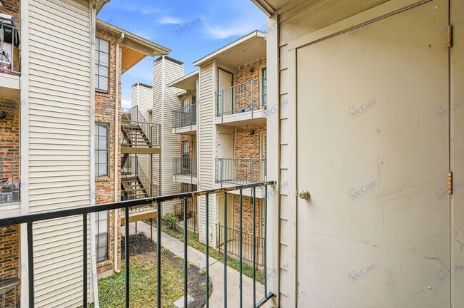 Building Photo - 9520 Royal Ln