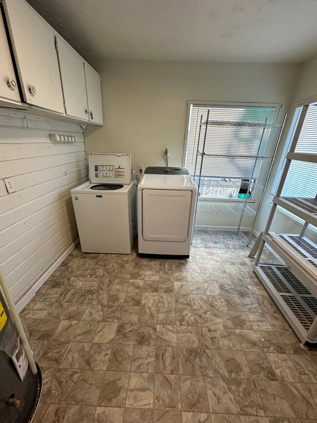 Building Photo - 3 Bed Room 1.5 Bath