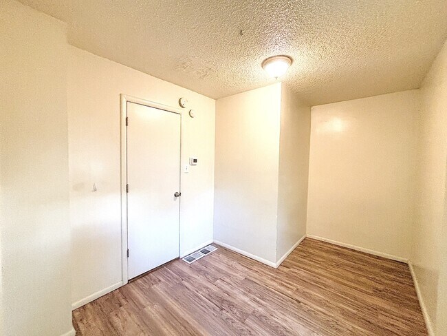 Building Photo - 560 S 600 E