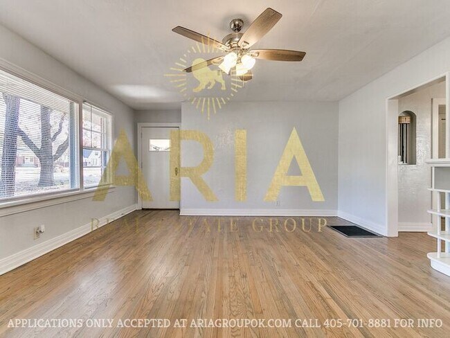 Building Photo - COMING SOON! 2 Bed/2 Bath Duplex Super Clo...
